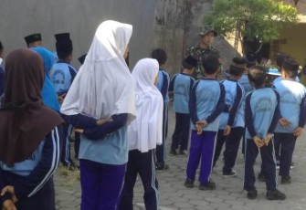 Persiapan Agustusan Madrasah "Manfaatkan" Satgas TMMD 