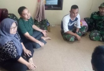 Satgas TMMD Luangkan Waktu Jenguk Warga Sakit