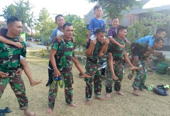 TNI Satgas TMMD Sempatkan Hibur Anak-Anak