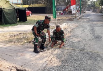 Satgas TMMD Kronjo Lakukan Pengukuran Jalan