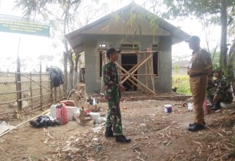 Camat Kronjo Kunjungi Lokasi Bedah Rumah