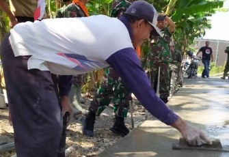 TNI dan Warga Terus Bersinergi Selesaikan Pembangunan Jalan TMMD
