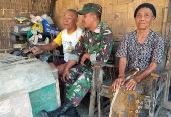 Meski Rumah Tidak Direhab Tentara Mbah Karmin Tetap Ikut Bahagia