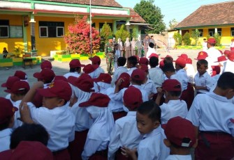 TNI Sampaikan Banyak Pesan Moral Kepada Murid-Murid SD
