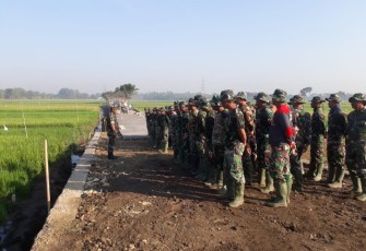 Prajurit Awali Kegiatan Dengan Apel Pagi dan Doa
