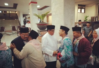 Plt Walikota Blitar Santoso (tiga dari kiri) saat melepas calon jamaah haji Kota Blitar di halaman kantor Walikota Blitar