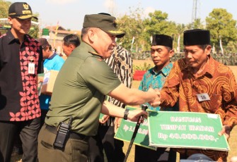 Danrem 074 Warastratama Kolonel Inf Granada Baay Berikan Bantuan 