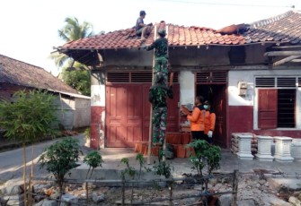 Genteng Rumah Bu Slamet Mulai Dipasang Satgas TMMD Reg Kodim Klaten