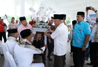 Please Bupati Asahan Surya saat menghadiri penutupan manasik haji