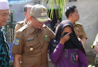 Bupati Bengkulu Selatan Gusnan Mulyadi Berkunjung Kerumah Devi Hastuti Penerima Bantuan Bedah Rumah 