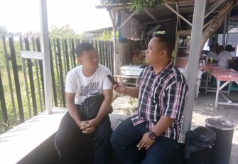 Sekretaris DPW Pemuda Lira Riau (kiri) saat diwawancarai awak media