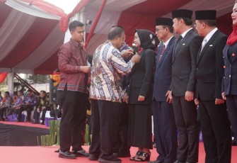Menteri Koordinator bidang Perekonomian Darwin Nasution sematkan langsung tanda jasa satyalancana dalam puncak Peringatan Hari Koperasi Nasional di GOR Satria Purwokerto
