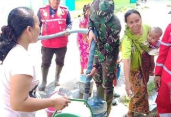 Satgas TMMD 105 Bantu Pendistribusian Air Bersih PMI Kabupaten Tegal