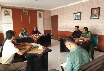 Kasi Ucob (Uji Coba) Pusat Intelijen Angkatan Darat (Pusintelad) Mayor Arh Hari Susanto SH MM saat memberikan arahan