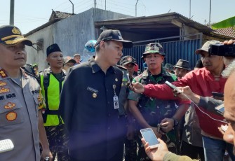 Wakil Bupati Tegal diampingi Kapolres Tegal saat dikonfirmasi awak media dilokasi pembukaan TMMD
