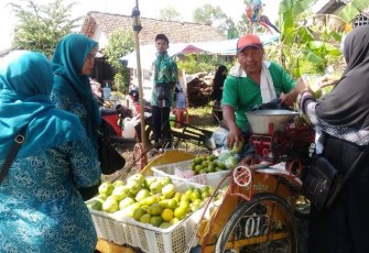 Hariri pedagang buah yang meraup keuntungan di gelaranTMMD Desa Jatimulya