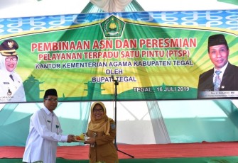 Bupati Tegal Hj Umi Azizah meresmikan PTSP bersama Kepala Kementerian Agama Kabupaten Tegal Sukarno