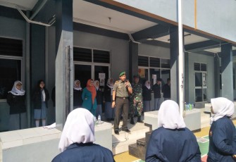 Danramil Duren Sawit Kapten Inf Isgiyanto pada pengarahannya tentang materi wawasan kebangsaan di SMA Pusaka 1 Jakarta