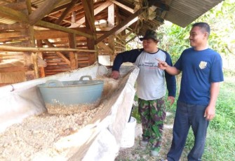 Kopda Joko Satgas TMMD Kodim  0712/Tegal bersama Harsoyo pemilik Ternak Kambing