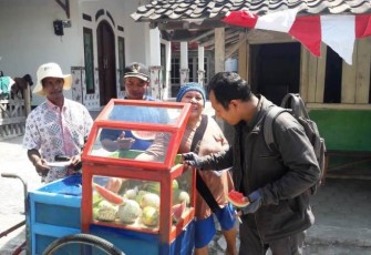 Jurjani pedagang buah keliling nampak sumringah berkat Kasi TMMD Tegal