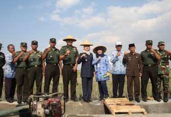 Bupati Brebes Hj Idza Priyanti Usai Resmikan Posko Kekeringan Balai Pelatihan Pertanian (BPP) Desa Losari Lor Kecamatan Losari