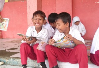 Pelajar Sekolah Dasar Brebes saat menikmati Buku Bacaan Gratis