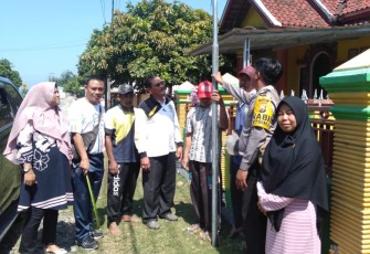 Kepala Desa Tanjung Pandan dan Camat Kaur Tengah M Edian ST beserta rombongan titik awal memasang lampu jalan