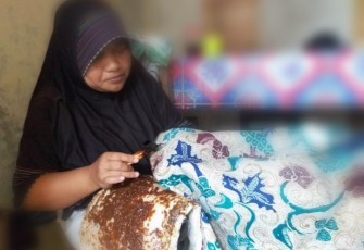 Warniti pengrajin Kain Batik Asal Desa Jatimulya Kecamatan Suradadi