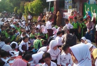 Murid SDN 62 Sedang Belajar Dijalan 