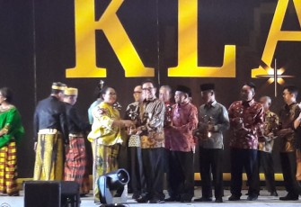 Bupati Kepahiang saat menerima penghargaan