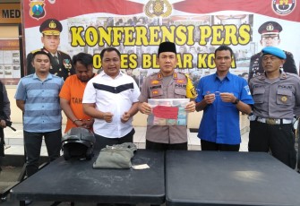 Kapolres Blitar Kota AKBP Adewira Negara Siregar Didampingi Kasat Reskrim Saat Konferensi Pers Kasus Pencurian 