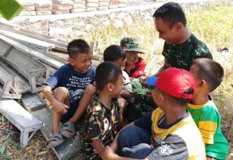 Anak Anak Juga Menikmati Kehadiran Satgas TMMD 