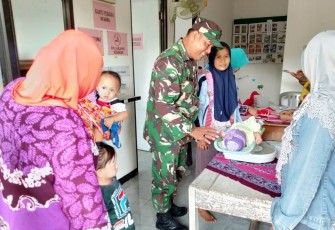 Satgas TNI TMMD Bantu Posyandu 