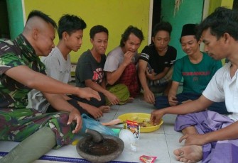 Santri Ponpes APIK Barokah Ambil Bagian Dalam TMMD Kalikondang