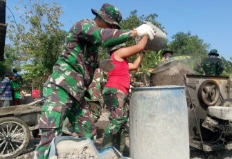 Pembangunan Jalan Oleh Satgas TMMD Dan Warga 