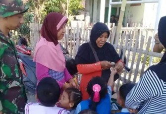 Tentara Juga Ingatkan Jajanan Sehat di Lokasi TMMD