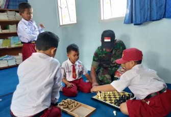 Ajak Main Catur Jalin Keakraban dengan Pelajar