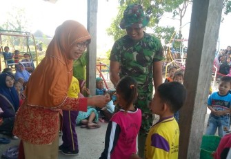 TNI Ini Sempatkan Ngajar Anak-Anak TK