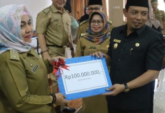 Wakil Wali Kota Bengkulu Dedy Wahyudi Berikan Hadiah Kepada Pemenang Lomba Desain Kampung Tematik 