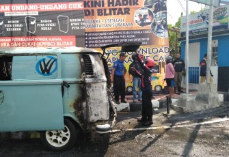 Mobil VW Combi yang terbakar di pinggir Jalan Tanjung Kota Blitar.