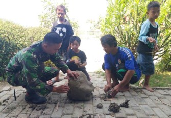 Salah seorang anggota Satgas TMMD Tegal mencoba keahlian membuat Topeng
