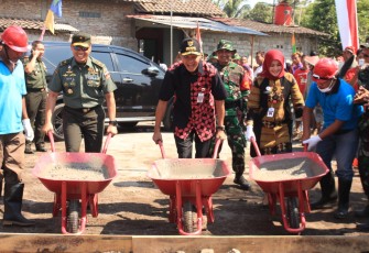 Gubernur Ganjar Pranowo Lakukan Pengecoran Perdana TMMD Reg 105 Kodim Klaten Bersama Kasdam IV Diponegoro