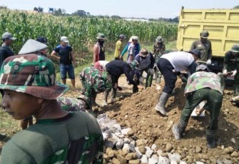 Giat Bersama masyarakat bersama Anggota Satgas TMMD Tegal