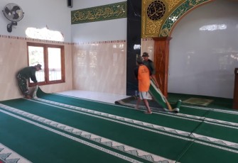 Satuan Tugas TNI Manunggal Membangun Desa Reguler 105 Tahun 2019 Kodim 0723 Klaten Melaksanakan Pembersihan Masjid Untuk Mempersiapkan Sholat Jumat