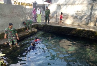 Kopral Satu Hartono Anggota Koramil 01 Kota Kodim 0723 Klaten datangi Sendang Bulus Jimbung
