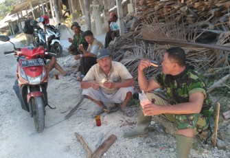 Personil TNI Dan Warga Sedang Beristirahat 