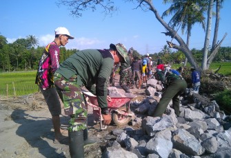 TMMD Reg 105 Kodim Klaten Dan Rakyat Bergotong Royong Mengawali Pembuatan Talut  