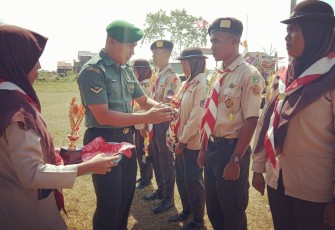 Serda Solekhudin Memberikan Penghargaan  Bagi Peserta Raimuna Ranting 9 Tahun 2019 Dilapangan Desa Dukuhturi Ketanggungan