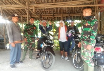 Satgas TMMD Komsos dengan tukang ojek