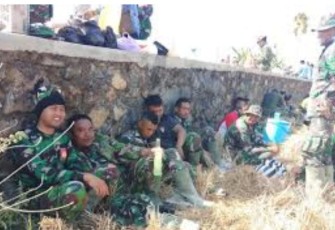 Sejenak canda ketika beristirahat